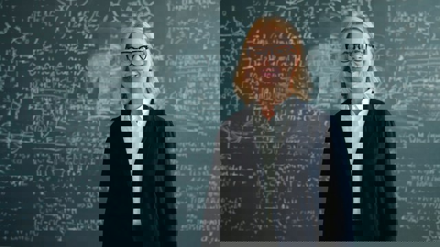 Foto: Unsplash. Kvinna framför griffeltavla.